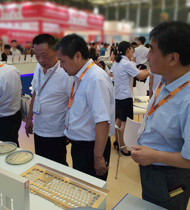 七月“情鋁”，2017上海鋁工業(yè)展精彩開展，領(lǐng)導(dǎo)蒞臨明泰鋁工業(yè)展現(xiàn)場